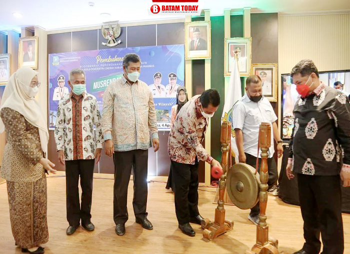 Gubernur Kepri didampingi oleh Bupati dan Wakil Bupati serta Unsur FKPD memukul gong sebagai tanda dibukanya Musrenbang RKPD 2022 Anambas